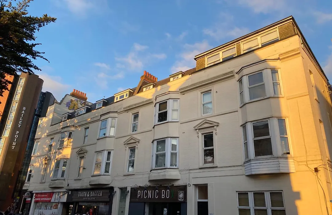 The City Surf Apartment - By Coastline Retreats - Free Parking Included - Sleeps 5 - City Centre-1