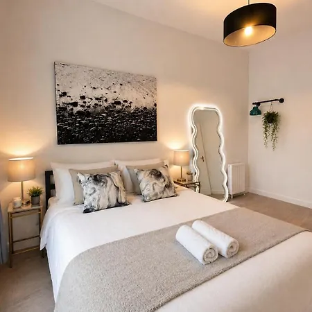 The City Surf Apartment - By Coastline Retreats - Free Parking Included - Sleeps 5 - City Centre-2