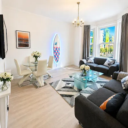 The City Surf Apartment - By Coastline Retreats - Free Parking Included - Sleeps 5 - City Centre-3